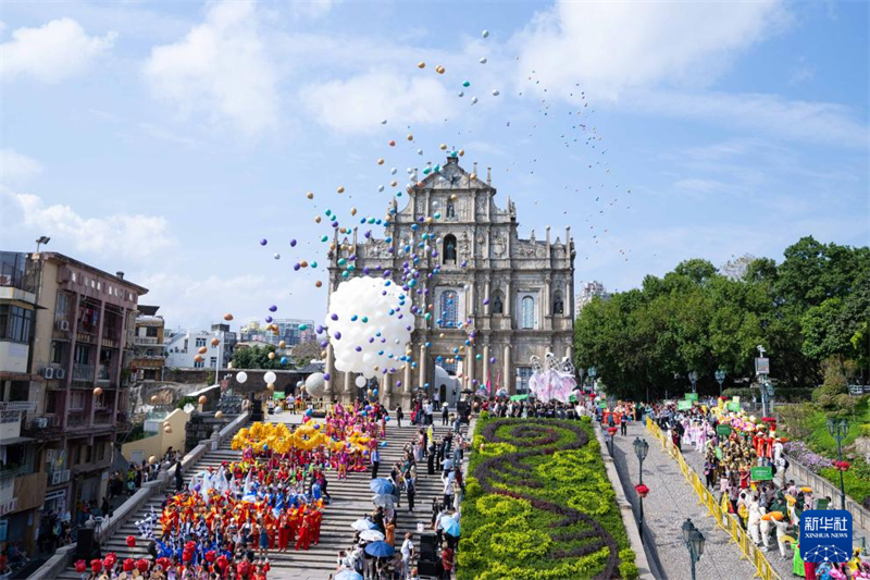 Macau comemora retorno à pátria com desfile internacional