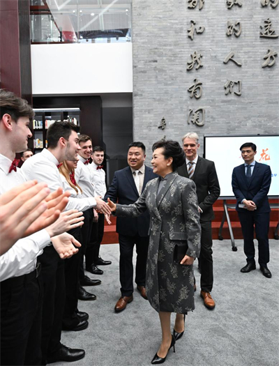 Peng Liyuan se reúne com estudantes e professores alemães em Beijing