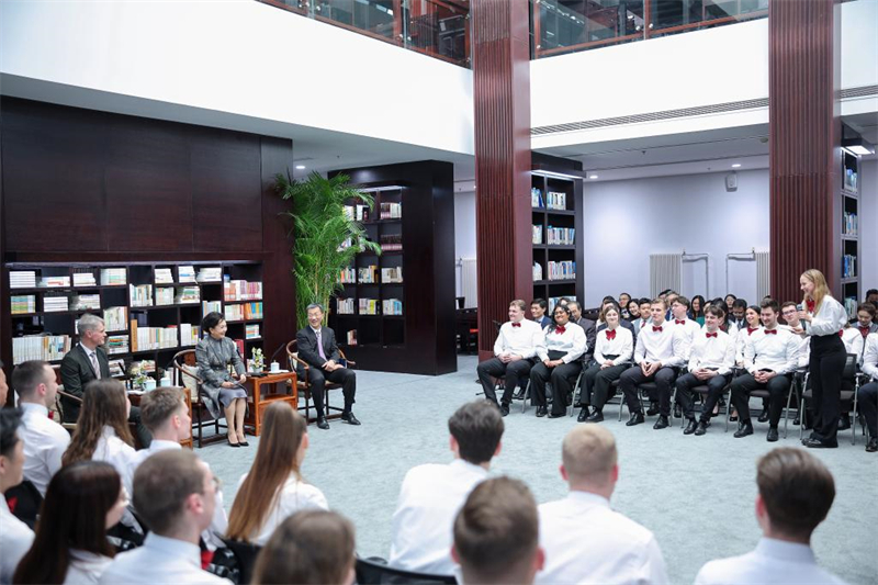 Peng Liyuan se reúne com estudantes e professores alemães em Beijing