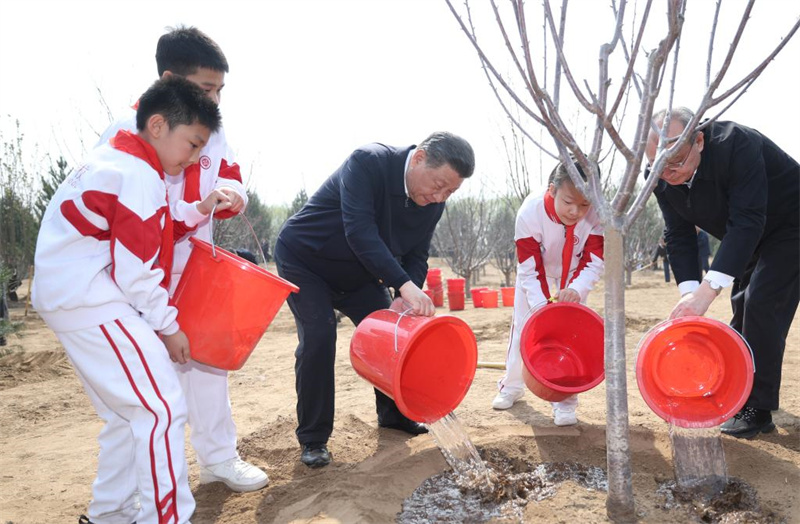 Xi Jinping planta árvores em Beijing e pede esforços de arborização em todo o país para uma Bela China