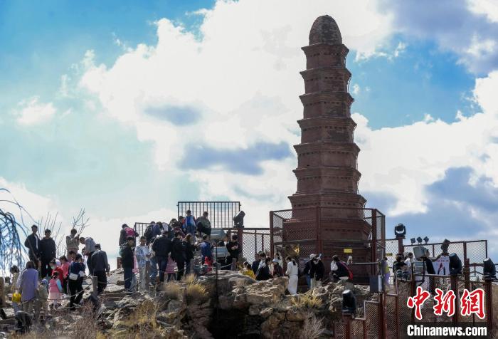 Parques em Urumqi recebem pico de visitantes durante feriado do Festival Qingming