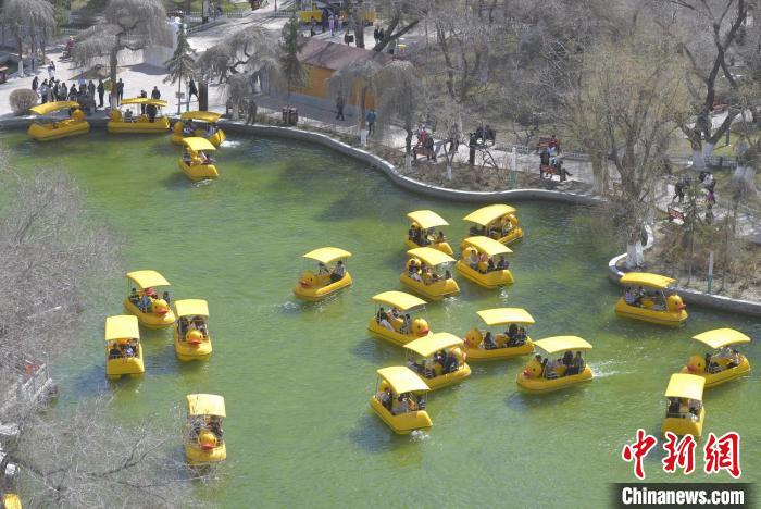 Parques em Urumqi recebem pico de visitantes durante feriado do Festival Qingming