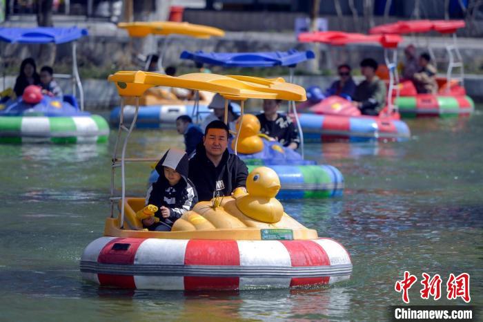 Parques em Urumqi recebem pico de visitantes durante feriado do Festival Qingming