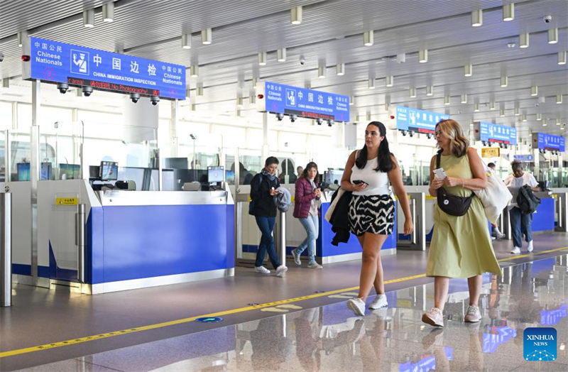 Navio de cruzeiro internacional com mais de 1.800 turistas a bordo chega a Tianjin