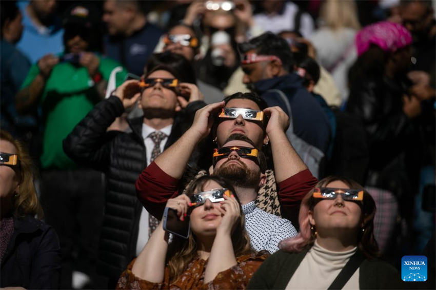 Várias populações assistiram a um eclipse solar em Times Square, em Nova York, nos Estados Unidos, em 8 de abril de 2024.