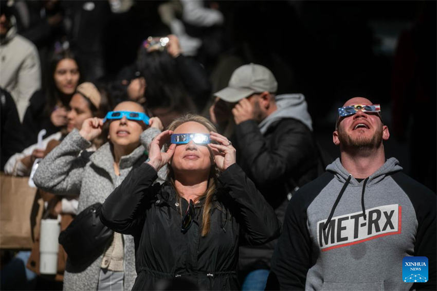 Populações assistem a eclipse solar em toda a América do Norte