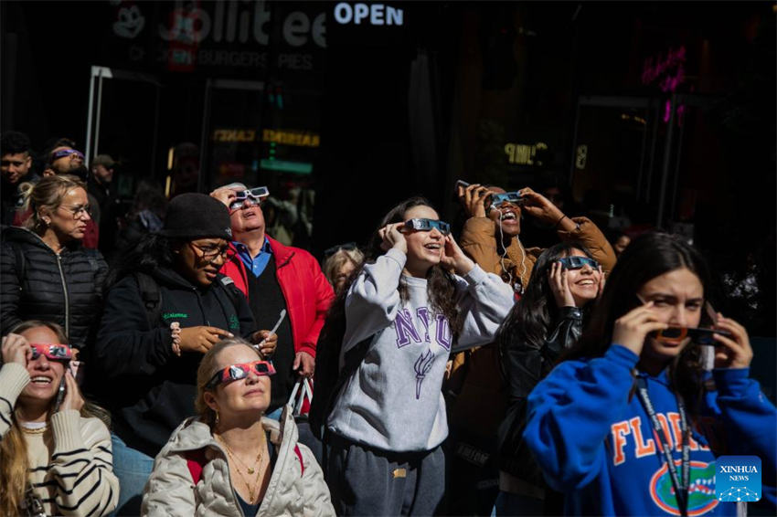 Populações assistem a eclipse solar em toda a América do Norte