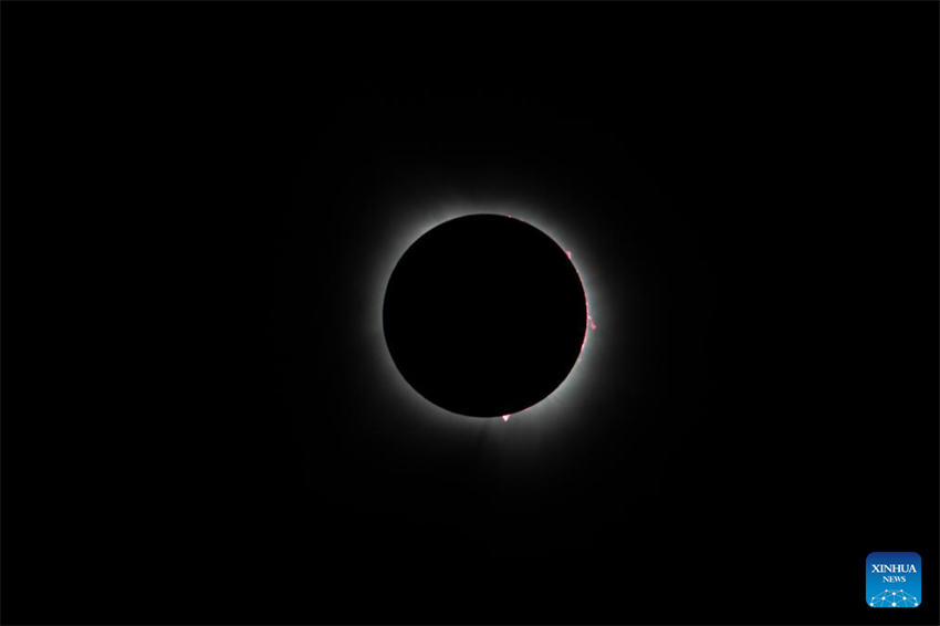 Populações assistem a eclipse solar em toda a América do Norte