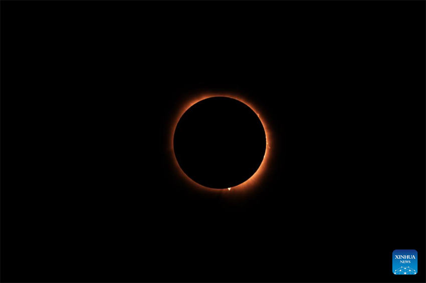 Populações assistem a eclipse solar em toda a América do Norte