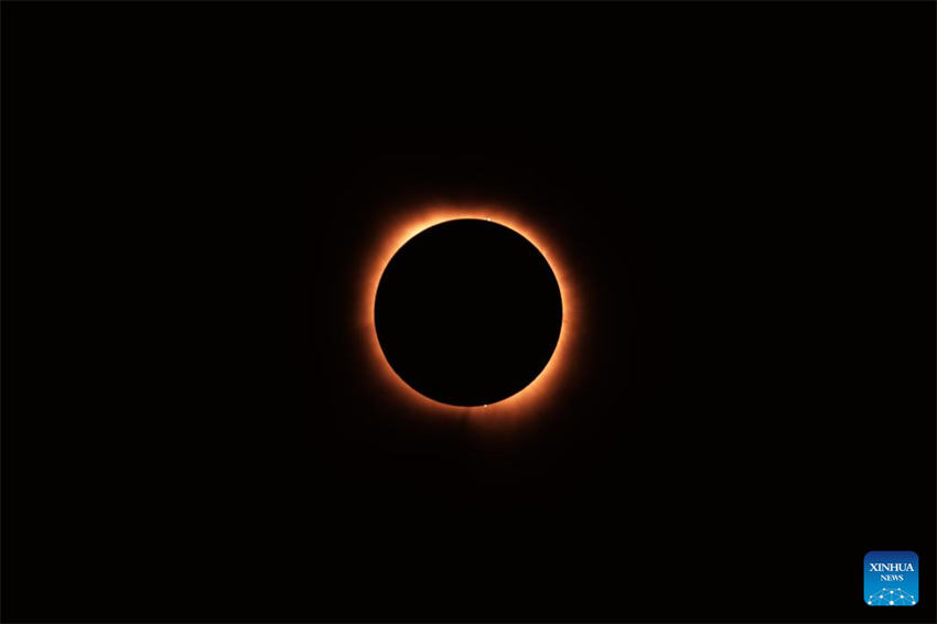 Populações assistem a eclipse solar em toda a América do Norte