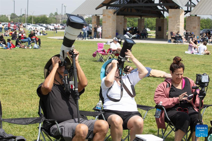 Populações assistem a eclipse solar em toda a América do Norte