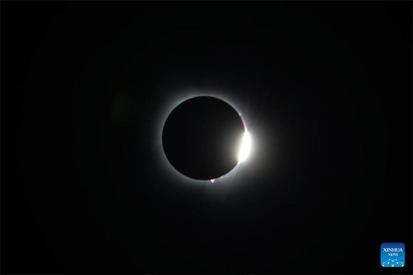 Populações assistem a eclipse solar em toda a América do Norte