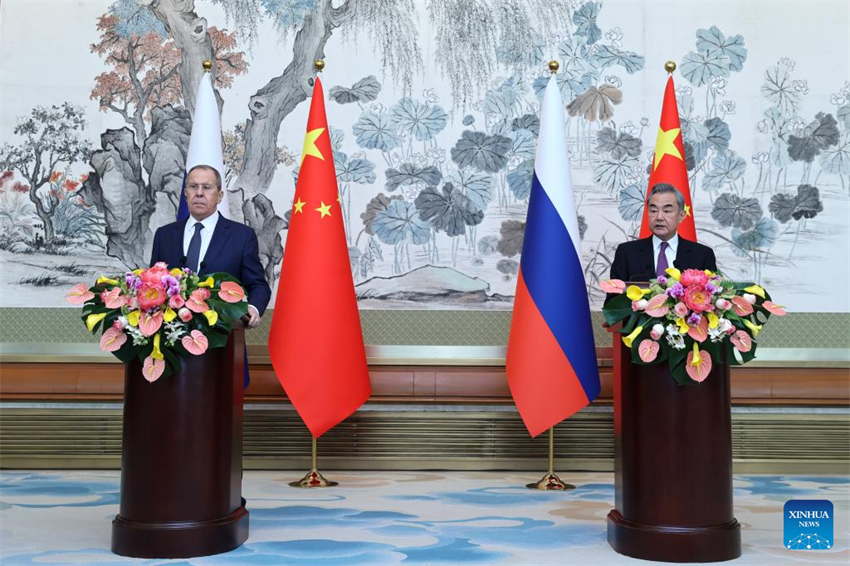 Chanceler chinês mantém conversas com chanceler russo