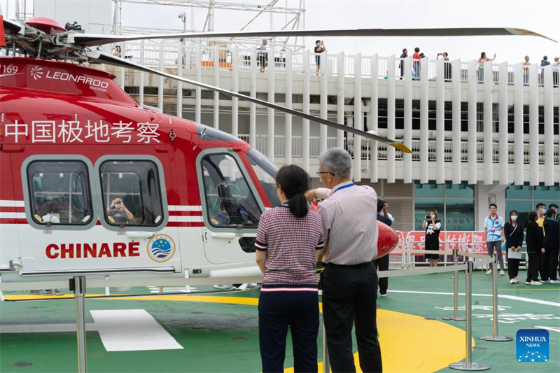 Cidadãos visitam quebra-gelo polar Xuelong-2 em Hong Kong