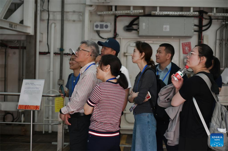 Cidadãos visitam quebra-gelo polar Xuelong-2 em Hong Kong