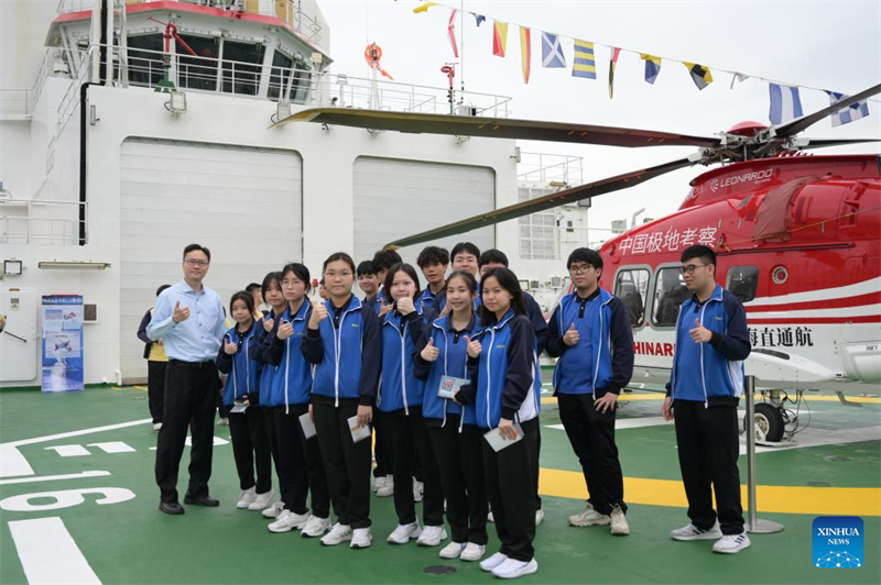 Cidadãos visitam quebra-gelo polar Xuelong-2 em Hong Kong