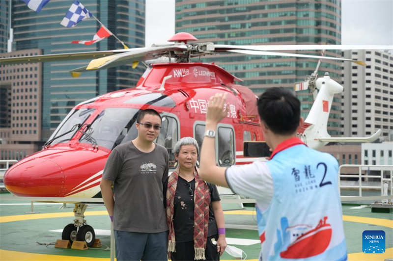 Cidadãos visitam quebra-gelo polar Xuelong-2 em Hong Kong