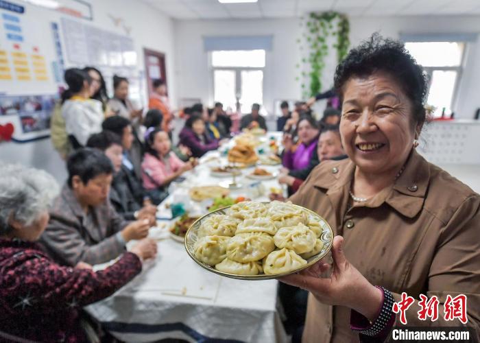 Residentes de várias etnias em Urumqi comemoram Festival de Noruz