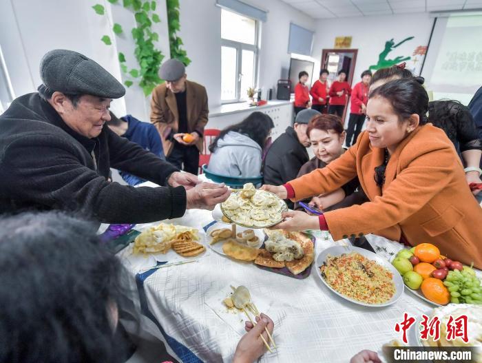 Residentes de várias etnias em Urumqi comemoram Festival de Noruz