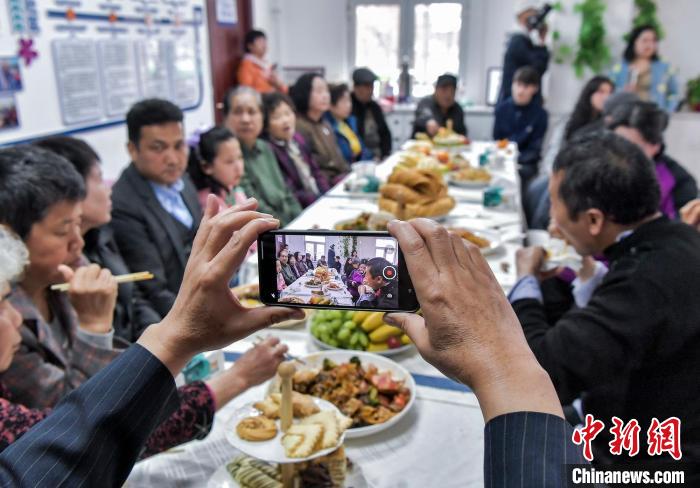 Residentes de várias etnias em Urumqi comemoram Festival de Noruz