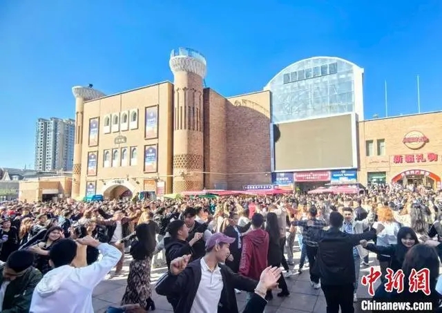 Residentes de várias etnias em Urumqi comemoram Festival de Noruz