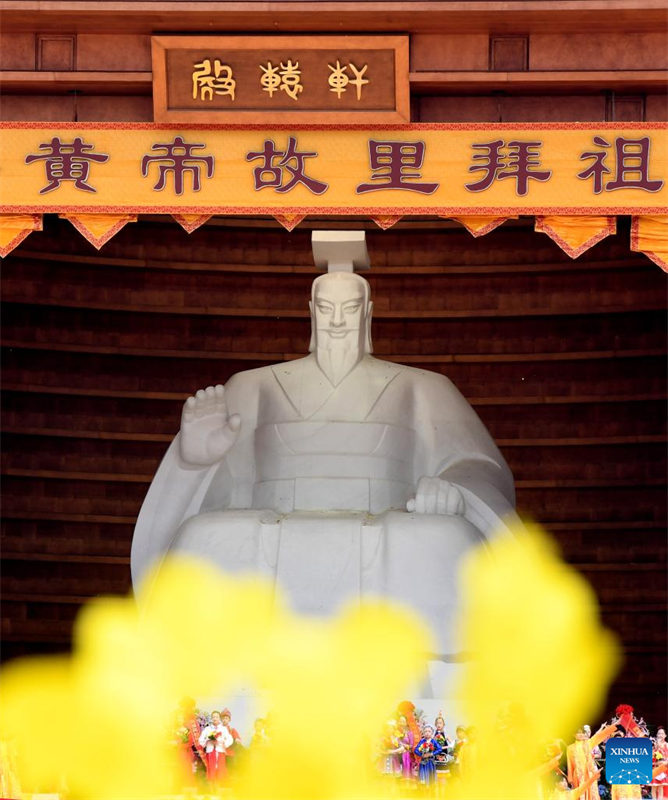 Chineses prestam homenagem a ancestral lendário
