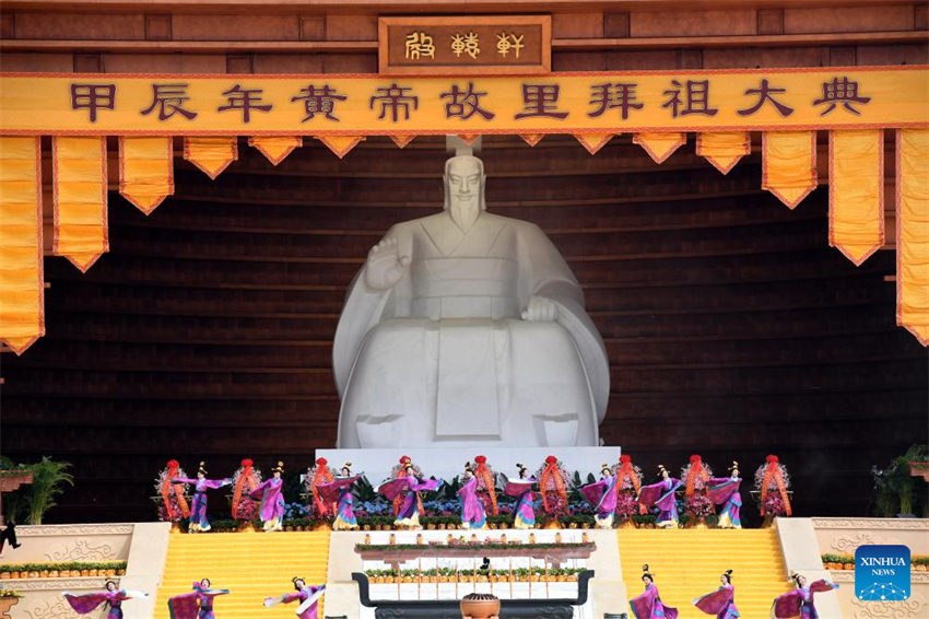 Chineses prestam homenagem a ancestral lendário