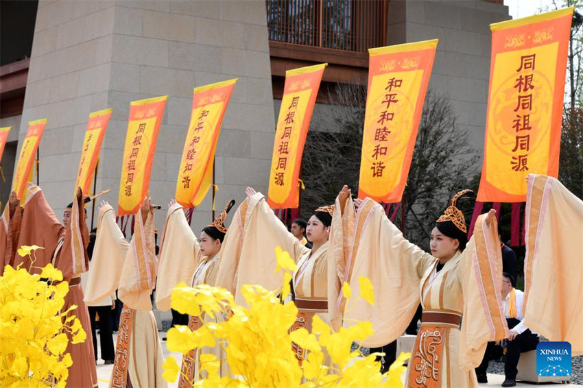 Chineses prestam homenagem a ancestral lendário