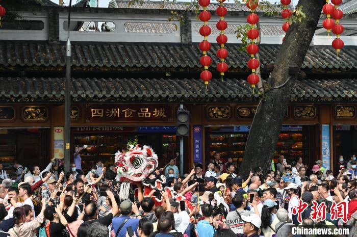 China: minorias étnicas celebram Festival Sanyuesan