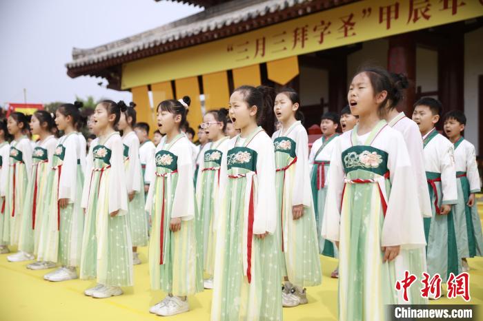 China: minorias étnicas celebram Festival Sanyuesan