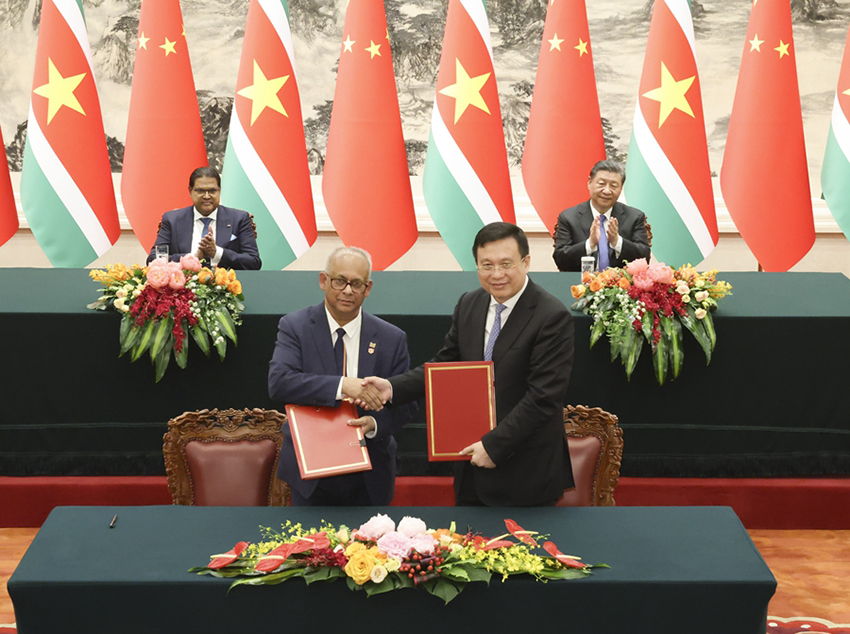 Xi Jinping conversa com presidente do Suriname