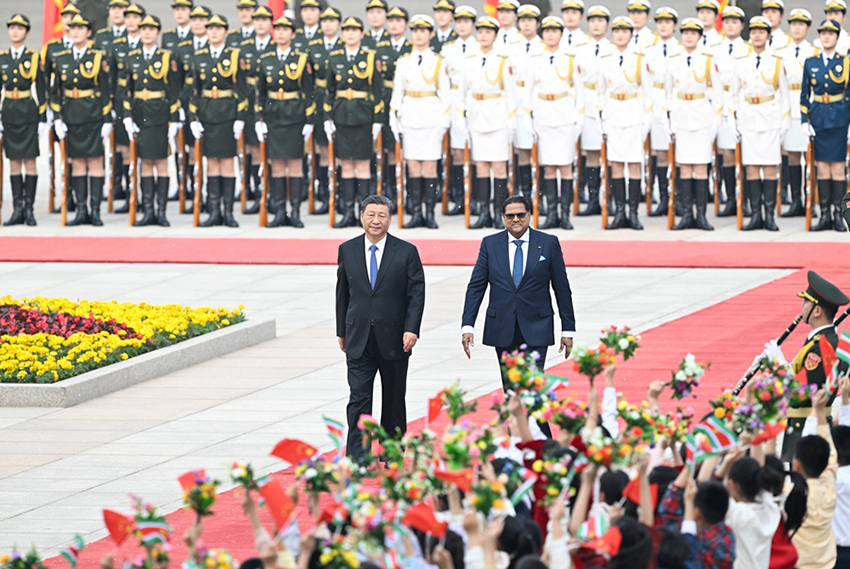 Xi Jinping conversa com presidente do Suriname