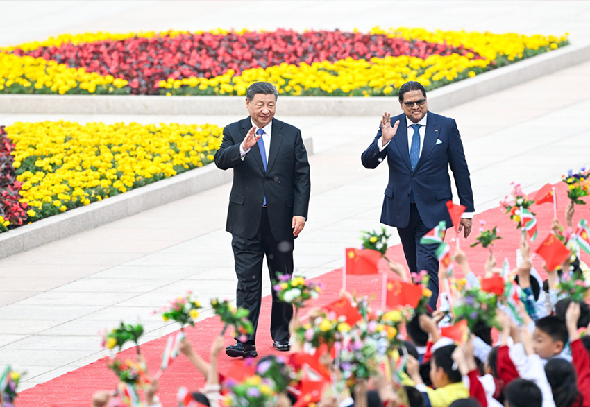 Xi Jinping conversa com presidente do Suriname