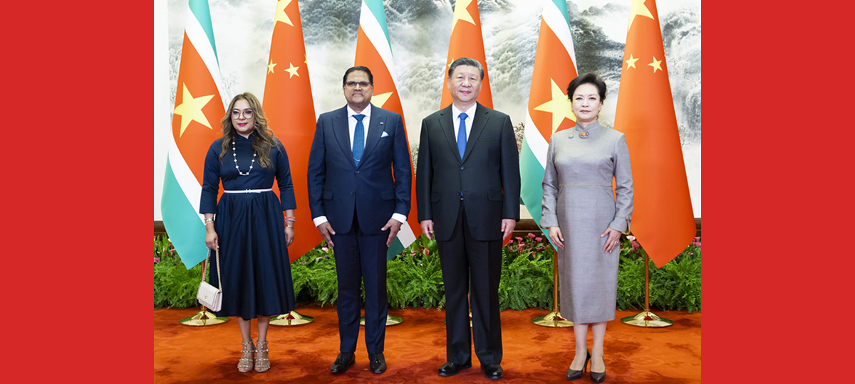 Xi Jinping conversa com presidente do Suriname