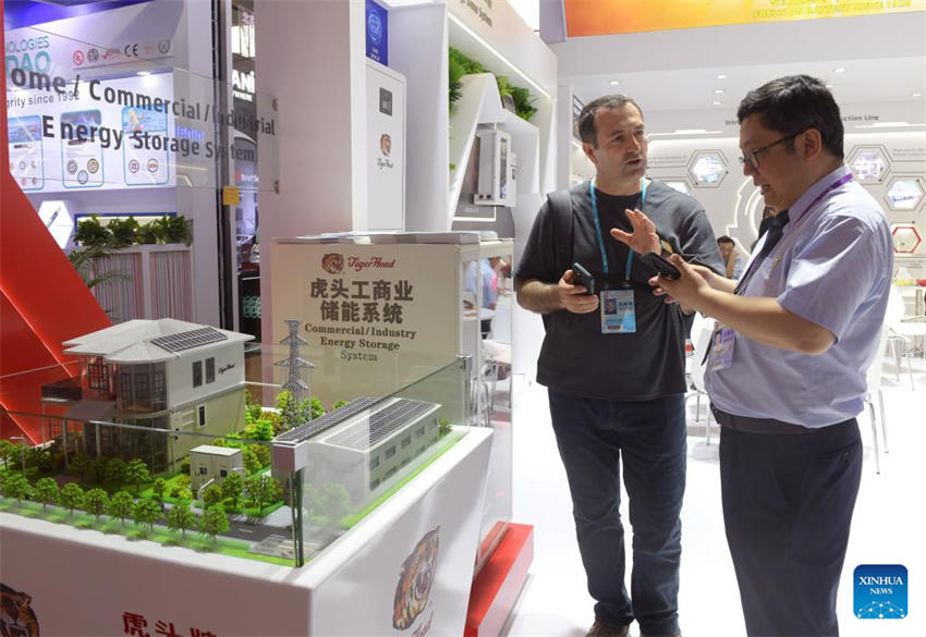 Feira de Cantão é inaugurada na China com aumento de compradores estrangeiros
