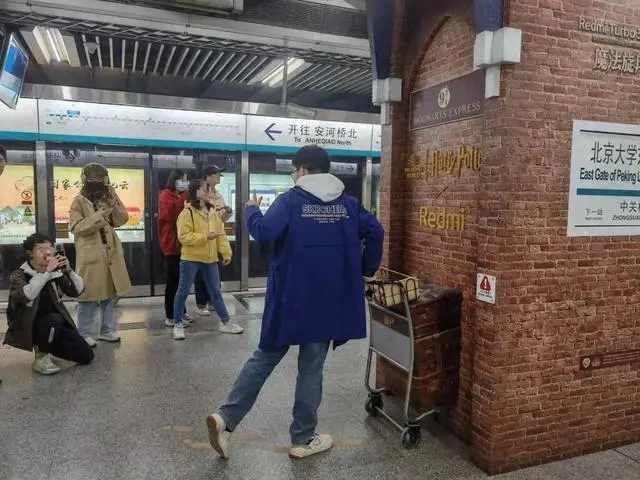 Plataforma 9 ¾ fica visível no metrô de Beijing