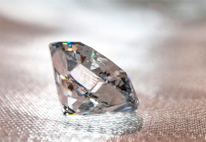 Diamante artificial de 3 quilates com extrato de peônias exposto em Luoyang