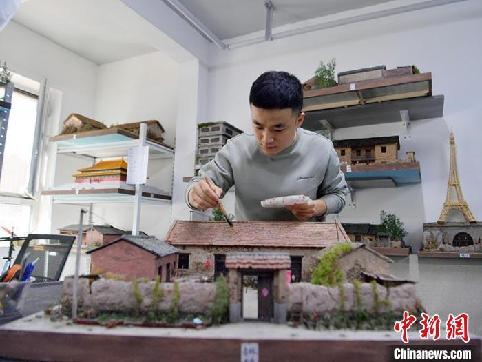 Carpinteiro de Changchun reconstrói casa antiga em miniatura para preservar memórias