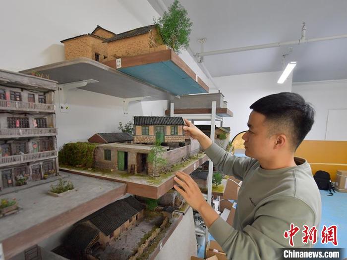 Carpinteiro de Changchun reconstrói casa antiga em miniatura para preservar memórias