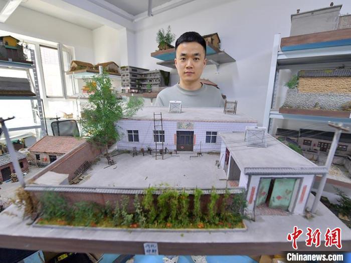 Carpinteiro de Changchun reconstrói casa antiga em miniatura para preservar memórias