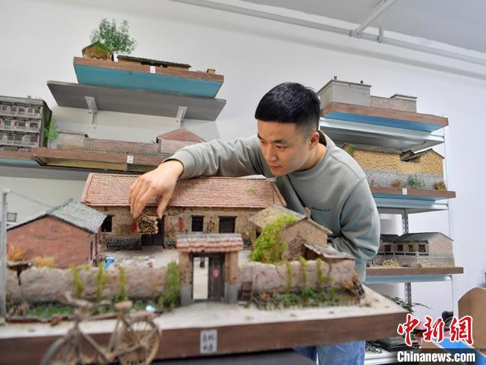 Carpinteiro de Changchun reconstrói casa antiga em miniatura para preservar memórias