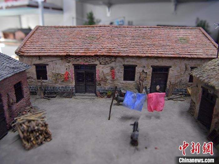 Carpinteiro de Changchun reconstrói casa antiga em miniatura para preservar memórias