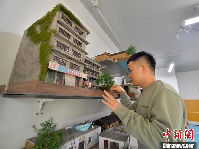 Carpinteiro de Changchun reconstrói casa antiga em miniatura para preservar memórias