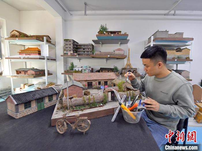 Carpinteiro de Changchun reconstrói casa antiga em miniatura para preservar memórias