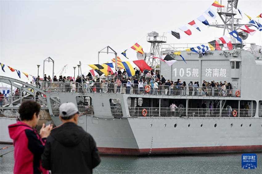 Turistas visitam o navio Jinan aposentado no Museu Naval do ELP, em 20 de abril.
