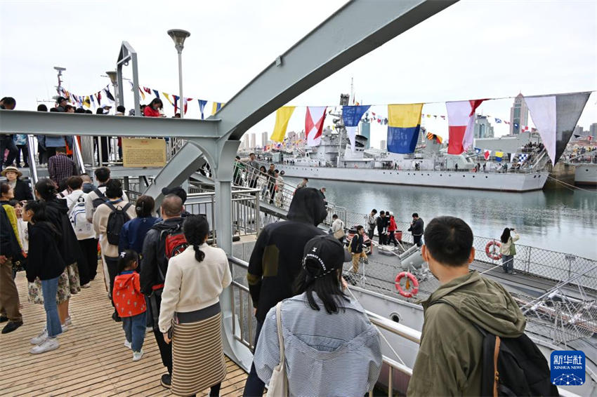 Dia da Marinha chinesa impulsiona turismo do museu naval em Qingdao