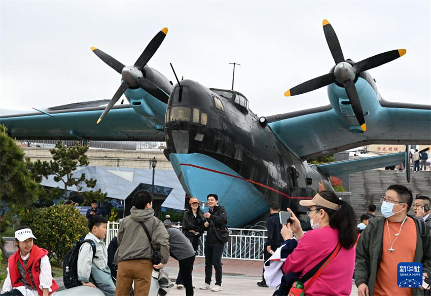 Dia da Marinha chinesa impulsiona turismo do museu naval em Qingdao