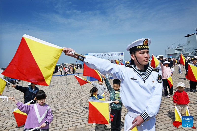 Crianças praticam sinalética com bandeiras no cais 3 do Porto de Qingdao, em Qingdao, Província de Shandong, leste da China, em 21 de abril de 2024. (Li Zheng/Xinhua)
