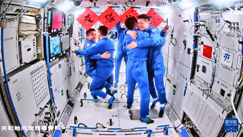 Astronautas da Shenzhou-18 entram na estação espacial