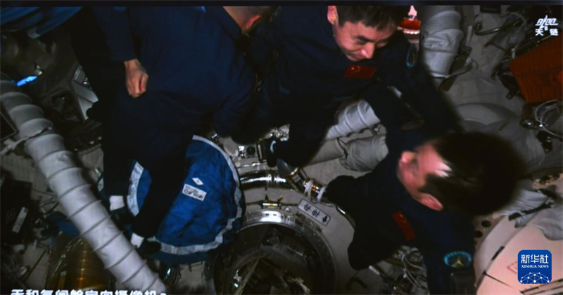 Astronautas da Shenzhou-18 entram na estação espacial